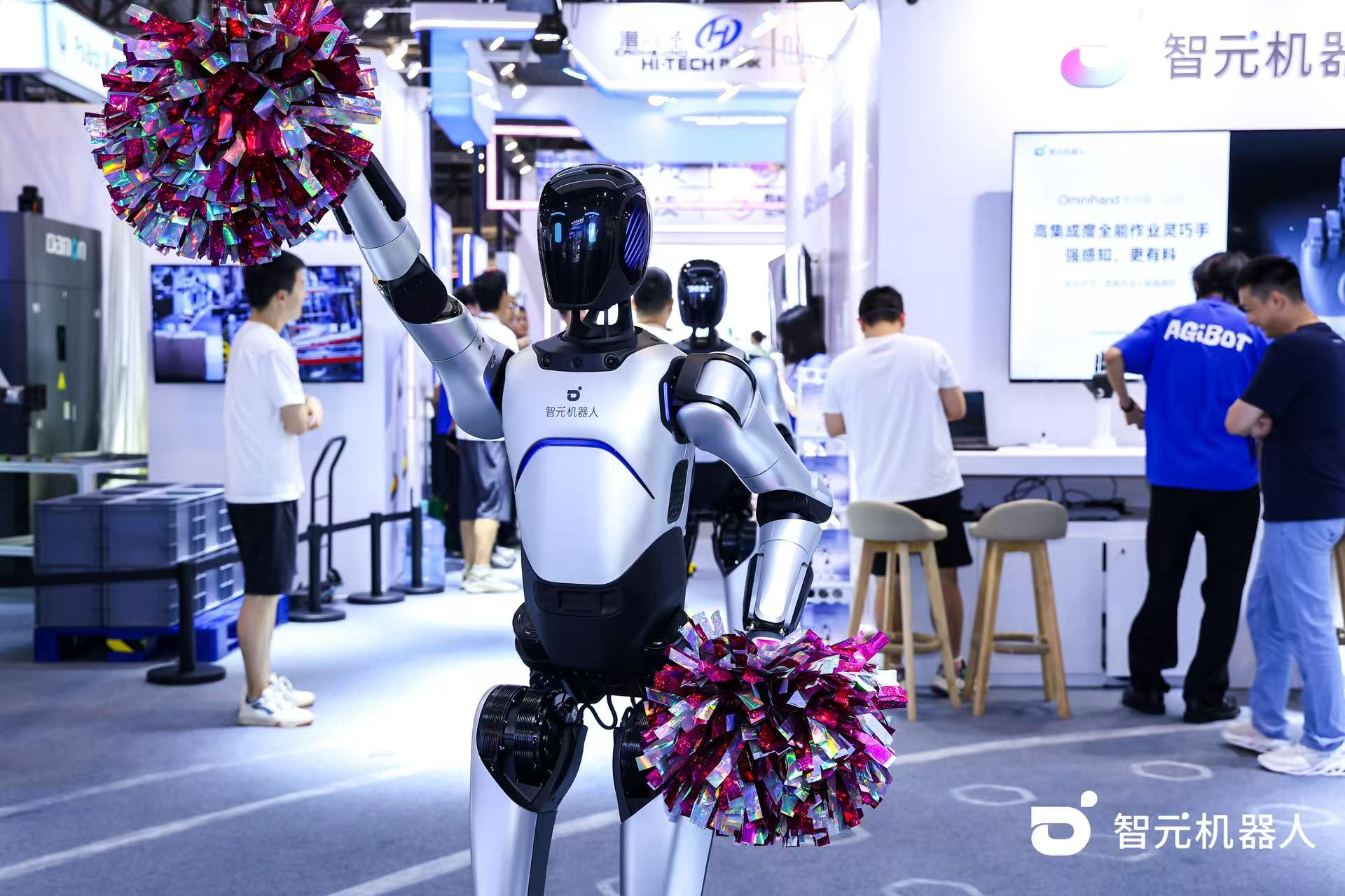  LD乐动机器人 WAIC 首日展台火爆，机器人家族集体打工忙不停